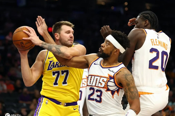 双核发力破局！湖人125-109力克篮网，詹东合砍49分定胜局